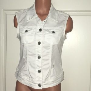 Small White MUDD vest, crochet back & stretch